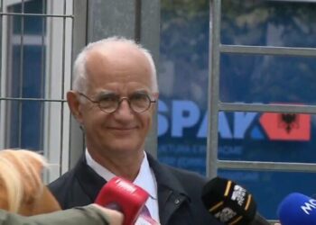 “Do you speak english?”/ Bektashi nuk flet, ironizojnë gazetarët…