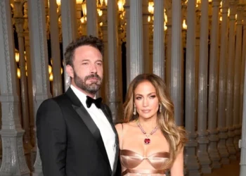 Bashkë me Ben Affleck, Jennifer Lopez shkëlqen në fustan “floriri”
