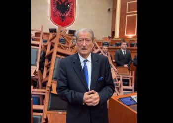 Kaos dhe rrëmujë në Kuvend, opozita përmbys karriget në sallë