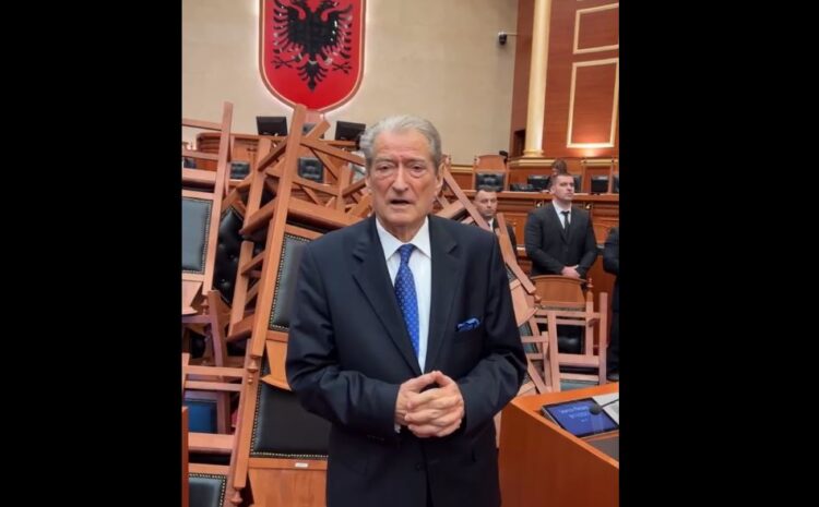 Kaos dhe rrëmujë në Kuvend, opozita përmbys karriget në sallë