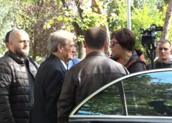 E papritur për Berishën, qytetarja i pret fjalën: Mbetët në televizor