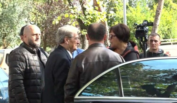 E papritur për Berishën, qytetarja i pret fjalën: Mbetët në televizor