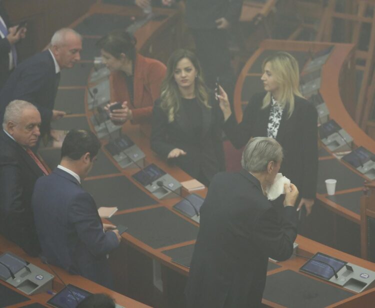 FOTO/ Korreshi hodhi tymuese, por vuri në vështirësi Berishën…