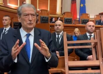 Garda në Kuvend, Sali Berisha hyn live në FB: Kaq frikë keni?