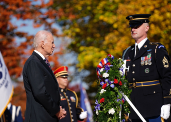 VIDEO/  Presidenti Biden ‘e humb’ sërish, nuk di se nga të shkojë…