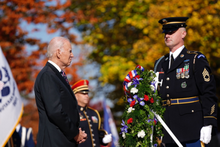 VIDEO/  Presidenti Biden ‘e humb’ sërish, nuk di se nga të shkojë…