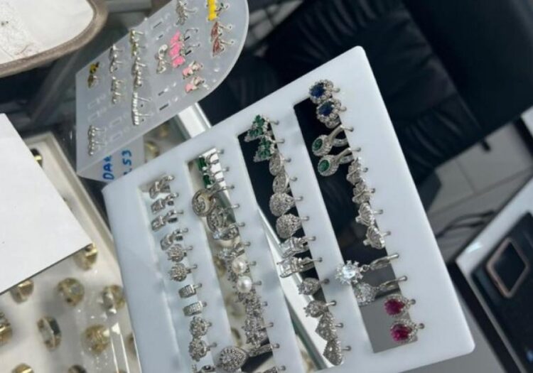 EMRAT/ Shisnin bizhuteri kontrabandë në dyqane, procedohen 7 persona