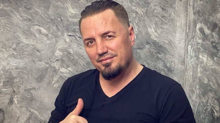 E pyesin pse nuk këndon “live” në koncerte, Blero nervozohet keq