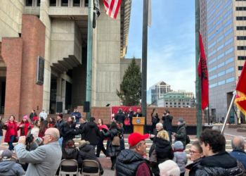 Shqiptarët në Boston vishen kuq e zi, festojnë me kënge e valle