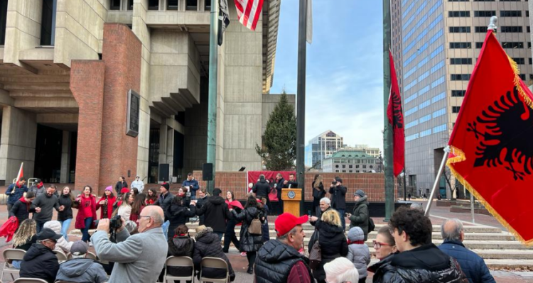Shqiptarët në Boston vishen kuq e zi, festojnë me kënge e valle