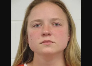 Mësuesja abuzon seksualisht me 14-vjeçaren, çonte foto tek nxënësit