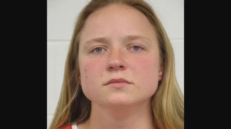 Mësuesja abuzon seksualisht me 14-vjeçaren, çonte foto tek nxënësit