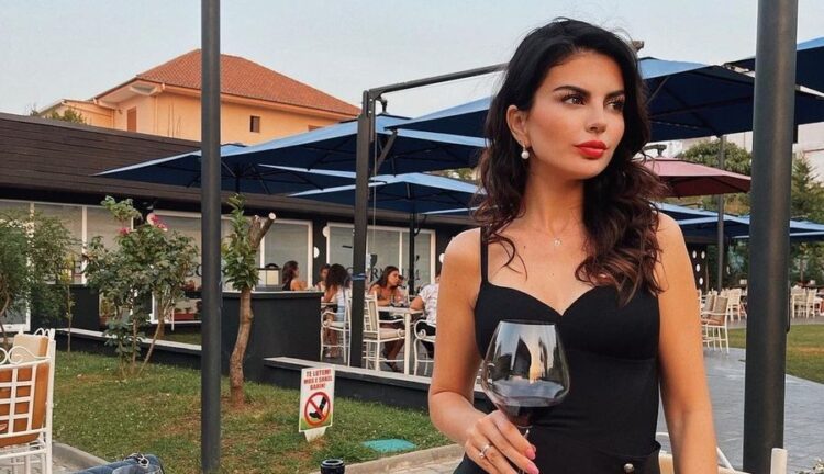 Rudina Dembacaj lajkaton veten: Unë prapë e bukura e dheut..!