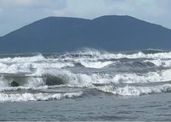 Moti i keq, pezullohet deri të hënën lundrimi i anijeve në Vlorë
