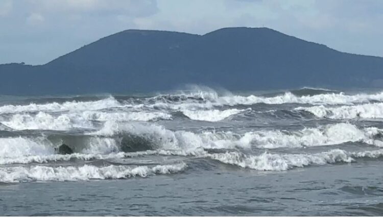 Moti i keq, pezullohet deri të hënën lundrimi i anijeve në Vlorë