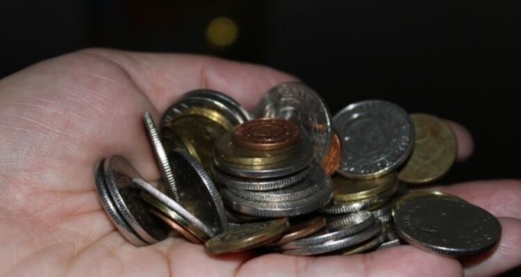 I riu shkon të paguajë gjobën me një valixhe plot me monedha