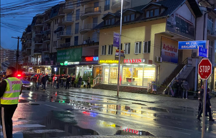 VIDEO/ Grabitja e argjendarisë, momenti kur qëllohet polici