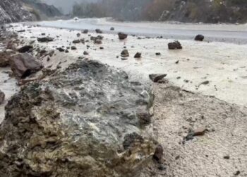 Reshjet e shiut dëmtojnë rrugën në Dibër, aksi bëhet i pakalueshëm