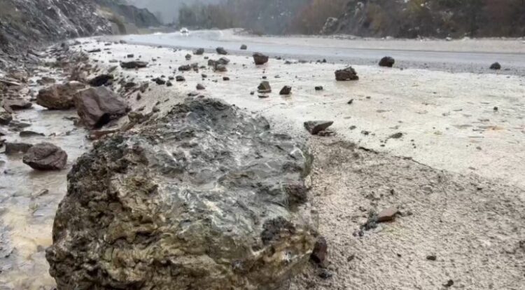 Reshjet e shiut dëmtojnë rrugën në Dibër, aksi bëhet i pakalueshëm