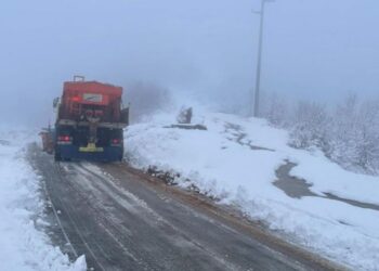 Dibër/ Moti i acartë, disa zona pa energji dhe të bllokuara nga bora