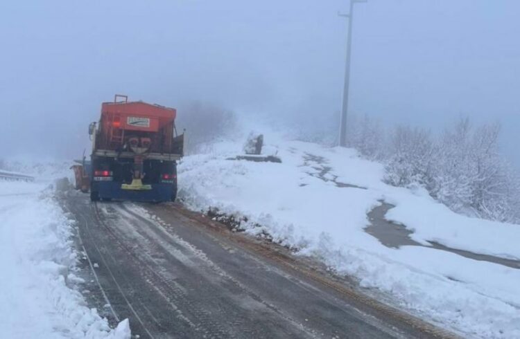 Dibër/ Moti i acartë, disa zona pa energji dhe të bllokuara nga bora