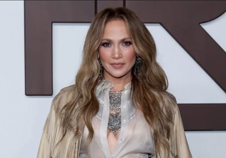 Chris Appleton, parukieri i famshëm jep 3 këshilla për flokë mahnitës