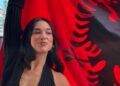 Dua Lipa uron Ditën e Pavarësisë me flamurin kuq e zi