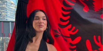 Dua Lipa uron Ditën e Pavarësisë me flamurin kuq e zi