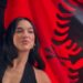 Dua Lipa uron Ditën e Pavarësisë me flamurin kuq e zi