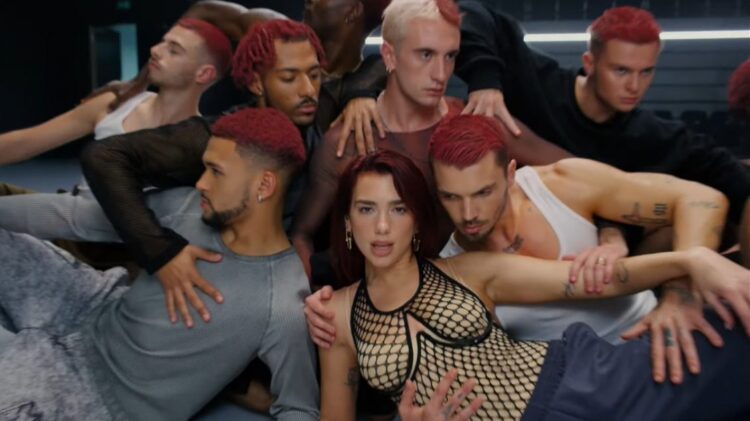 VIDEO/ Dua Lipa rikthehet me skena të nxehta në këngën “Houdini”