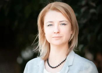 Kush është gazetarja 40-vjeçare që do të “hedhë” Putinin nga pushteti