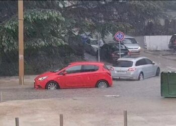 VIDEO/ Durrësi mbulohet nga uji! Probleme dhe në aksin Rinas-Tiranë