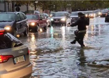 Shiu ‘përmbyt’ Durrësin, prindërit mbajnë në krahë famijët…