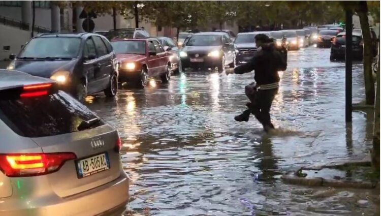 Shiu ‘përmbyt’ Durrësin, prindërit mbajnë në krahë famijët…
