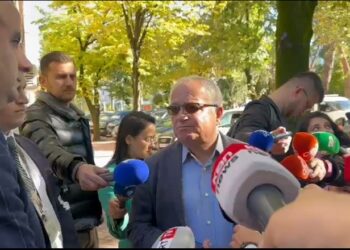 U nis për në mbledhjen e grupit, Edmond Spaho pengohet nga Garda