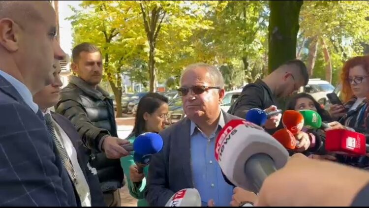 U nis për në mbledhjen e grupit, Edmond Spaho pengohet nga Garda