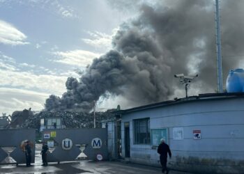 Zjarr i fuqishëm në Kombinatin Metalurgjik, tymi mbulon zonën (FOTO)