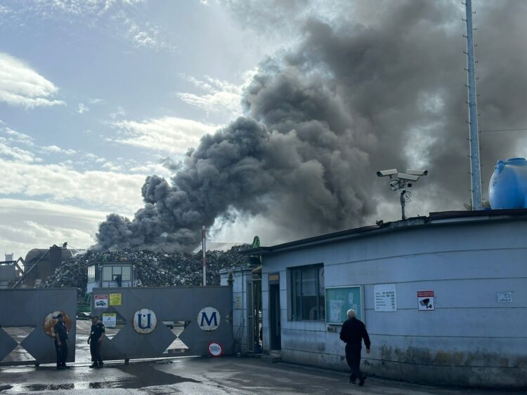 Zjarr i fuqishëm në Kombinatin Metalurgjik, tymi mbulon zonën (FOTO)
