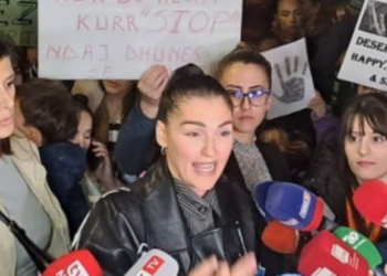 “Kemi prekur fundin”, Pitarka përlotet në protestën ndaj 3-vjeçares