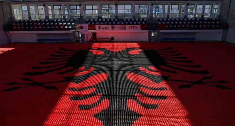 Artistja nga Kosova realizon mozaikun më të madh me flamurin kombëtar