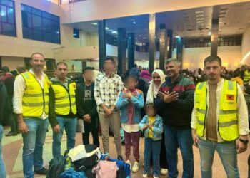 Riatdhesohet në Shqipëri një familje nga Gaza