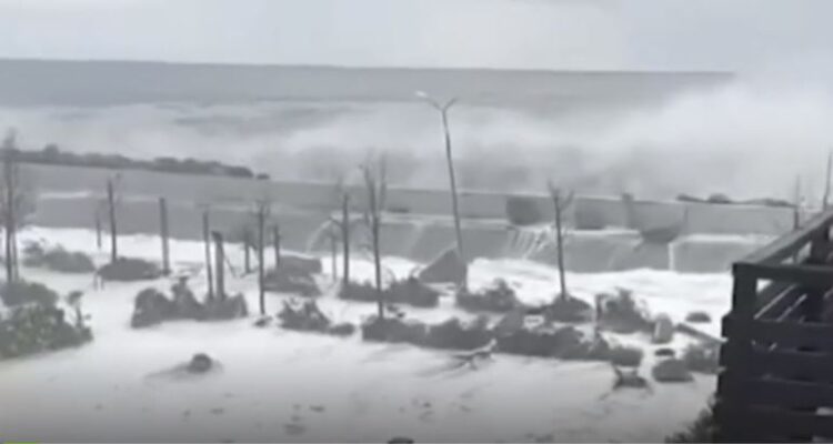 Stuhia ‘apokaliptike’ godet Krimenë, era arrin shpejtësinë 144 km/orë