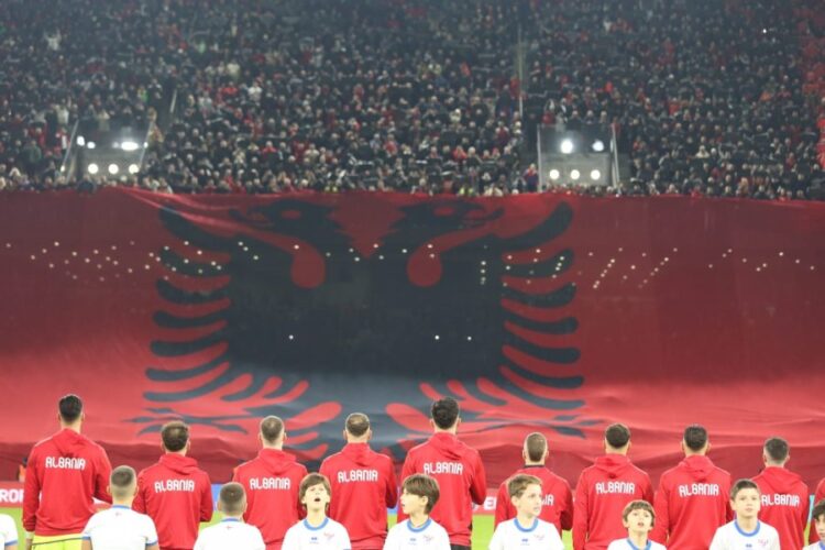 Kuqezinjtë festojnë në Air Albania, s’mungon edhe ish-trajneri Reja