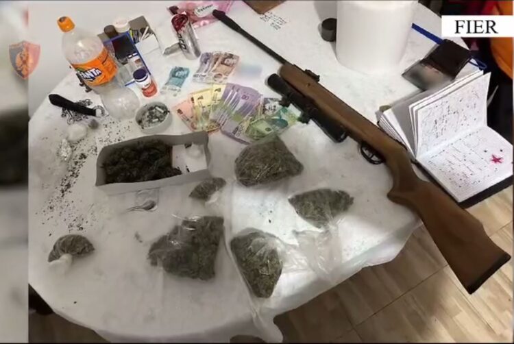 Emrat/ Shpërndanin kokainë e kanabis në Fier, tre të arrestuar