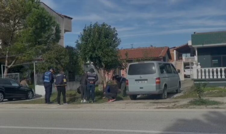 Plagoset me armë zjarri 27-vjeçari në Fier, autori në kërkim (EMRAT)