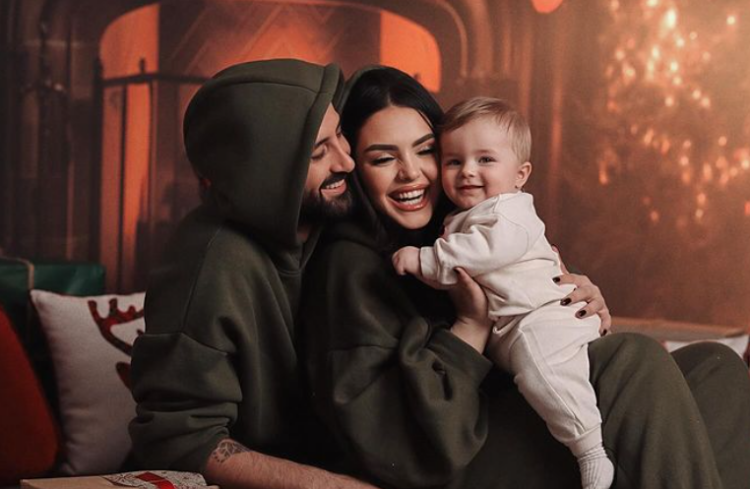 Fifi sjell portretin familjar, prezanton për herë të parë djalin