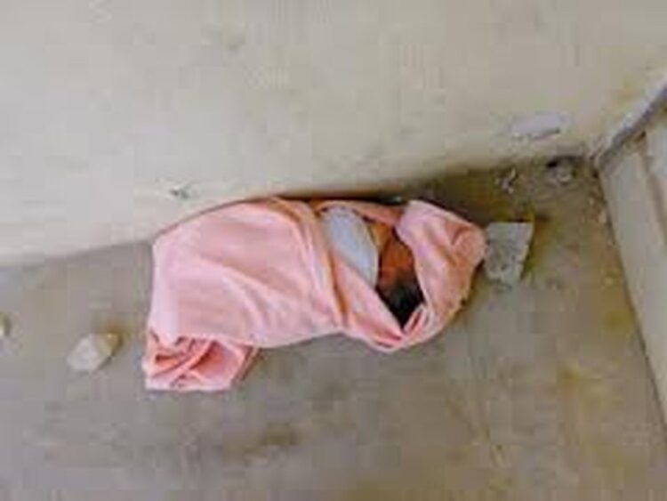 Foshnja e porsalindur gjendet e braktisur në bodrumin e një pallati