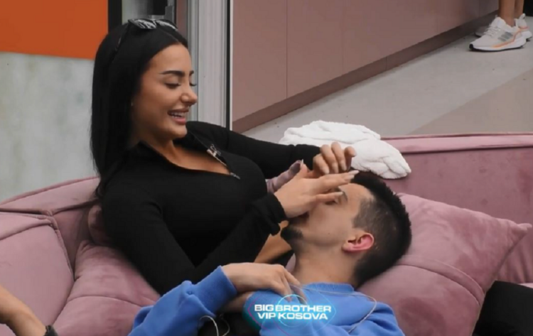 “Të dua shumë” – Gania mbështet kokën në prehrin e Albës