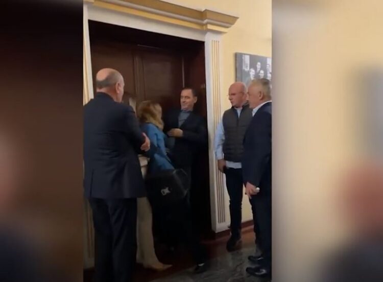 “Si Kamikaze! Je edhe grua”, deputetja e PS përplaset me demokratët