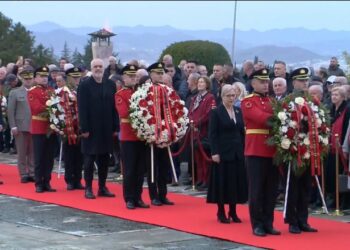 Krerët e shtetit homazhe te varrezat e Dëshmorëve, nuk mungojnë as ithtarët e diktatorit